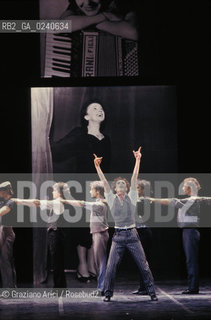 - Venezia,1994.Gran Teatro la Fenice.Piaf coreografia di Maurice Bejart. Corpo di ballo Bejart Ballet Lausanne Danza balletto coreografia musica palco ballerini.- Venice,1994. Gran Teatro la Fenice. Piaf choreographed by Maurice Bejart. Corps de ballet Bejart ballet Lausanne ©Graziano Arici/Rosebud2