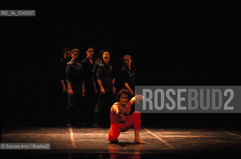 - Venezia,1989.Gran Teatro la Fenice.Luccello di fuoco coreografia di Maurice Bejart musica di Igor Stravinskij.Danza balletto coreografia musica palco ballerini.- Venice,1989. Gran Teatro la Fenice.Luccello di fuoco choreographed by Maurice Bejart, music by Igor Stravinskij. Corps de ballet Bejart ballet Lausanne ©Graziano Arici/Rosebud2
