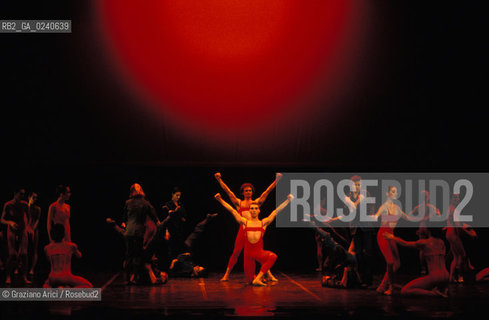 - Venezia,1989.Gran Teatro la Fenice.Luccello di fuoco coreografia di Maurice Bejart musica di Igor Stravinskij.Danza balletto coreografia musica palco ballerini.- Venice,1989. Gran Teatro la Fenice.Luccello di fuoco choreographed by Maurice Bejart, music by Igor Stravinskij. Corps de ballet Bejart ballet Lausanne ©Graziano Arici/Rosebud2