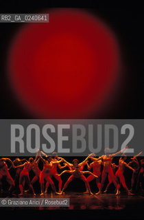 - Venezia,1989.Gran Teatro la Fenice.Luccello di fuoco coreografia di Maurice Bejart musica di Igor Stravinskij.Danza balletto coreografia musica palco ballerini.- Venice,1989. Gran Teatro la Fenice.Luccello di fuoco choreographed by Maurice Bejart, music by Igor Stravinskij. Corps de ballet Bejart ballet Lausanne ©Graziano Arici/Rosebud2
