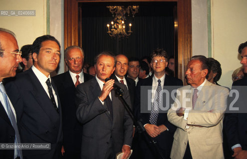 - Venezia,1996. Bill Gates,fondatore della Microsoft insieme al Ministro Agostino Gambino. Informatica Microsoft fondatore computer science .- Venice,1996. The computer science founder Bill Gates with the minister Agostino Gambino ©  Graziano Arici