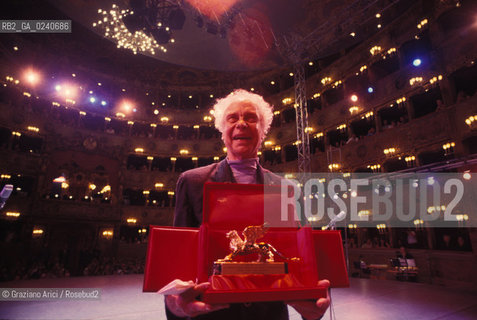 -Venezia, 1993. Il ballerino e coreografo Merce Cunningham con il Leone dOro sul palco del teatro La Fenice. Biennale Leone doro coreografo danza moderna ritratto premio postmodern dance.-Venice,1993. Portrait of the dancer and choreographer Merce Cunningham with the Golden Lion award at Gran Teatro La Fenice ©Graziano Arici/Rosebud2
