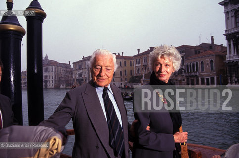 Venezia,1996.Palazzo Grassi.Ritratto del Presidente della Fiat Giovanni Agnelli insieme alla moglie Marella. Politica FIAT azienda presidente Agnelli imprenditore industria moglie.Venice,1996. Portrait of the Giovanni Agnelli, Italian industrialist and principal shareholder of Fiat with his wife Marella ©Graziano Arici/Rosebud2