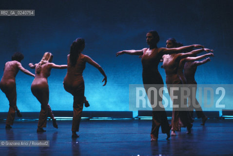 - Venezia,Gran Teatro la Fenice,1983.Underwood,Coreografia di Carolyn Carlson e Larrio Ekson,corpo di ballo Teatro e Danza la Fenice di Carolyn Carlson.DANZA balletto corpo ballo corps choreografo choreographer Choreographed.- Venice,Gran Teatro la Fenice,1983.Underwood,Choreographed by Carolyn Carlson and Larrio Ekson,corps de ballet Carolyn Carlsons la Fenice Theatre and Dance MES ©Graziano Arici/Rosebud2   astga ©Graziano Arici/Rosebud2