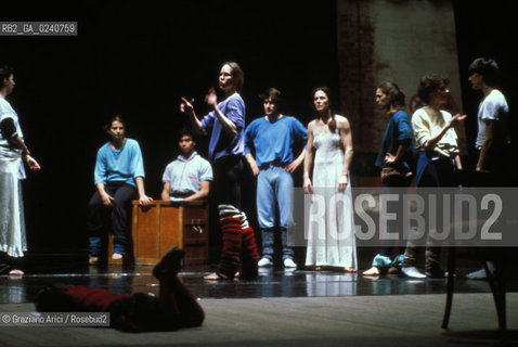- Venezia,Gran Teatro la Fenice,1983.Underwood,Coreografia di Carolyn Carlson e Larrio Ekson,corpo di ballo Teatro e Danza la Fenice di Carolyn Carlson.DANZA balletto corpo ballo corps choreografo choreographer Choreographed.- Venice,Gran Teatro la Fenice,1983.Underwood,Choreographed by Carolyn Carlson and Larrio Ekson,corps de ballet Carolyn Carlsons la Fenice Theatre and Dance MES ©Graziano Arici/Rosebud2   astga ©Graziano Arici/Rosebud2