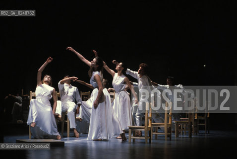 -Venezia,1985,Gran Teatro la Fenice. Balletto lOrso e la Luna.Coreografia di Carolyn Carlson,corpo di ballo teatro e danza la Fenice di Carolyn Carlson.DANZA ballo ballerini coreografia coreografo.-Venice,1985,Gran Teatro la Fenice.Dance Ballet, choreographed by Carolyn Carlson,corps de ballet Carolyn Carlsons La Fenice Theatre and Dance ©Graziano Arici/Rosebud2  astga ©Graziano Arici/Rosebud2