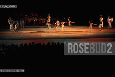 Venezia,1979.Coreografia Canal Grande di Maurice Bejart.Corpo di ballo Bejart Ballet Lausanne.Dance balletto coreografia .Venice,1979.Choreographed by Maurice Bejart,corps de ballet Bejart Ballet Lausanne ©Graziano Arici/Rosebud2  astga ©Graziano Arici/Rosebud2