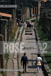 -Pompei (Napoli), Campania, 2002. Sito archeologico di Pompei: via degli Augustali Geo Pompei scavi archeologia via Augustali eruzione Vesuvio.-Pompeii (Naples), Campania, 2002. Archaeological Areas of Pompeii: the Augustalìs street ©Graziano Arici/Rosebud2