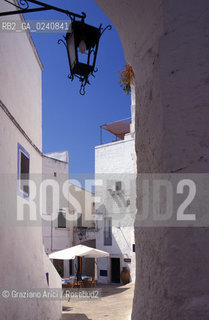 -Ostuni(Puglia),2002.Il Centro storico di Ostuni. Geo centro Ostuni.-OstuniPuglia),2002. The city of Ostuni ©Graziano Arici/Rosebud2