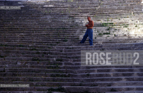 - Monte SantAngelo (Puglia),2002.La cittadina di Monte SantAngelo. Geo centro cittadina case Monte SantAngelo scale scalinata.- Monte SantAngelo (Puglia),2002. The little city of Monte SantAngelo: a staircase  ©Graziano Arici/Rosebud2