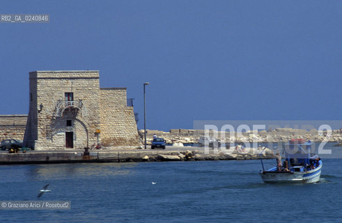 - Trani(Puglia),2002.Il porto.Geo Trani porto mare.-Trani(Puglia),2002. Maritime port ©Graziano Arici/Rosebud2