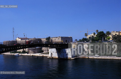 - Trani(Puglia),2002.Il porto.Geo Trani porto mare.-Trani(Puglia),2002. Maritime port ©Graziano Arici/Rosebud2