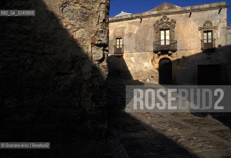 -Sicilia,2002.Erice (Trapani). Piazzetta di San Domenico. Geo Sicilia piazza Erice.-Sicily,2002.Erice(Trapani). The little Square of San Domenico ©Graziano Arici/Rosebud2