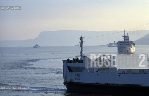-Sicilia,2002.Messina. Stretto di Messina con i traghetti. geo Messina nave traghetto stretto mediterraneo mare.-Sicily,2002.Messina.Strait of Messina with the ferrry boat  ©Graziano Arici/Rosebud2