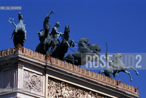 -Sicilia,2002.Palermo. Teatro Politeama o Garibaldi:un particolare, la quadriga bronzea di Apollo. Geo Palermo teatro scultura.-Sicily,2002.Palermo. Politeama or Garibaldi theatre: a  detail ©Graziano Arici/Rosebud2