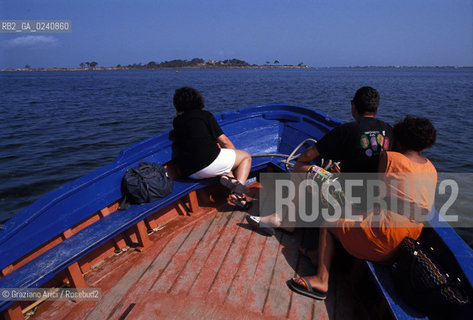 -Sicilia,2002.Marsala(Trapani).Traversata in barca per arrivare allisola di Mozia Geo Mozia Marsala mare barca attraversamento San Pantaleo.-Sicily,2002.Marsala (Trapani). Navy cross to Mozia Island (SanPantaleo) ©Graziano Arici/Rosebud2