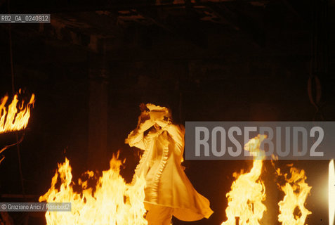 Venezia,1979.Riprese del film Don Giovannidi Joseph Losey.Scena finale,morte di Don Giovanni.La controfigura si lancia nella fornace. Cinema film Don Giovanni set backstage Body double.Venice,1979. Backstage of the film Don Giovanni. The Body double in the final scene ©Graziano Arici/Rosebud2.