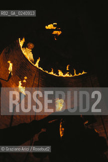 Venezia,1979.Riprese del film Don Giovannidi Joseph Losey.Scena finale,morte di Don Giovanni.La controfigura si lancia nella fornace. Cinema film Don Giovanni set backstage Body double.Venice,1979. Backstage of the film Don Giovanni. The Body double in the final scene ©Graziano Arici/Rosebud2.