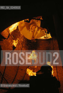 Venezia,1979.Riprese del film Don Giovannidi Joseph Losey.Scena finale,morte di Don Giovanni.La controfigura si lancia nella fornace. Cinema film Don Giovanni set backstage Body double.Venice,1979. Backstage of the film Don Giovanni. The Body double in the final scene ©Graziano Arici/Rosebud2.