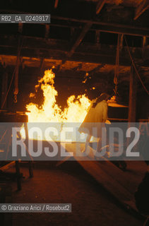 Venezia,1979.Riprese del film Don Giovanni di Joseph Losey.Scena finale,morte di Don Giovanni.La controfigura si lancia nella fornace. Cinema film Don Giovanni set backstage Body double.Venice,1979. Backstage of the film Don Giovanni. The Body double in the final scene ©Graziano Arici/Rosebud2.