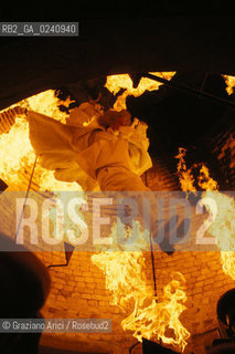 - Venezia,1979.Riprese del film Don Giovannidi Joseph Losey.Scena finale,morte di Don Giovanni.La controfigura si lancia nella fornace. Cinema film Don Giovanni set backstage Body double.- Venice,1979. Backstage of the film Don Giovanni. The Body double in the final scene ©Graziano Arici/Rosebud2.