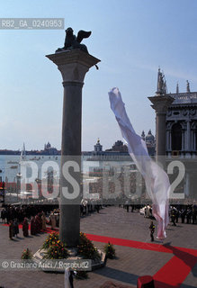 Venezia,1990.Cerimonia di scoprimento del Leone di San Marco restaurato in Piazza San Marco. Leone San Marco colonna restauro cerimonia .Venice,1990. Ceremony after the restoration of St Mark Lion in Saint Mark Square ©Graziano Arici/Rosebud2