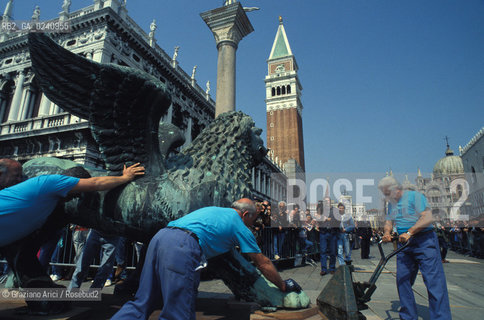 Venezia,1990.Trasporto e arrivo del Leone di San Marco restaurato in Piazza San Marco. Leone San Marco Piazza restauro.Venice,1990. Transportation and arrival of the St Mark Lion after the restoration in Saint Marks Square ©Graziano Arici/Rosebud2