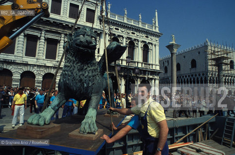 Venezia,1990.Trasporto e arrivo del Leone di San Marco restaurato in Piazza San Marco. Leone San Marco Piazza restauro.Venice,1990. Transportation and arrival of the St Mark Lion after the restoration in Saint Marks Square ©Graziano Arici/Rosebud2