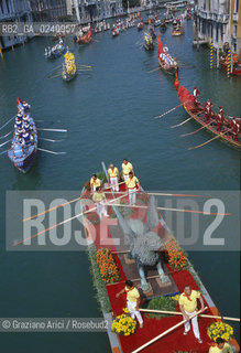 Venezia,1990.Trasporto del Leone di San Marco restaurato verso Piazza San Marco lungo il Canal Grande. Leone San Marco gondola canale restauro.Venice,1990. Transportation of the St Mark Lion by boat across the grand Canal after the restoration ©Graziano Arici/Rosebud2