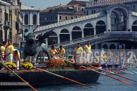 Venezia,1990.Rialto.Trasporto del Leone di San Marco restaurato verso Piazza San Marco lungo il Canal Grande. Leone San Marco gondola canale restauro.Venice,1990. Rialto.Transportation of the St Mark Lion by boat across the grand Canal after the restoration ©Graziano Arici/Rosebud2