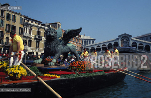 Venezia,1990.Rialto.Trasporto del Leone di San Marco restaurato verso Piazza San Marco lungo il Canal Grande. Leone San Marco gondola canale restauro.Venice,1990. Rialto.Transportation of the St Mark Lion by boat across the grand Canal after the restoration ©Graziano Arici/Rosebud2