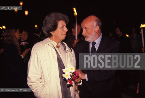 -venezia,1989. La soprintendente ai beni culturali Margherita Asso alla festa per la vittoria del No Expo a Venezia, con larchitetto Vittorio Gregotti. Politica expo protesta architetto .-venice,1989. Margherita Asso and the architect Vittorio Gregotti ©Graziano Arici/Rosebud2