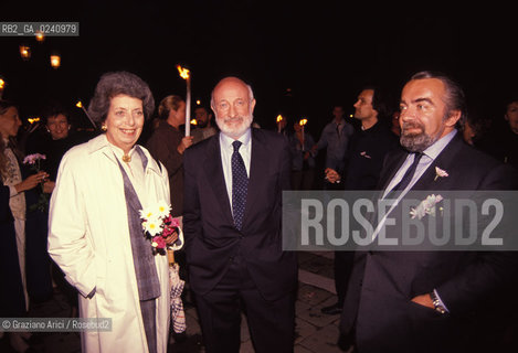 -Venezia,1989. La soprintendente ai beni culturali Margherita Asso alla festa per la vittoria del No Expo a Venezia con larchitetto Vittorio Gregotti e il direttore della Nuova Venezia De Luca. Politica expo protesta.-venice,1989. Margherita Asso, the architect Vittorio Gregotti and the journalist De Luca ©Graziano Arici/Rosebud2