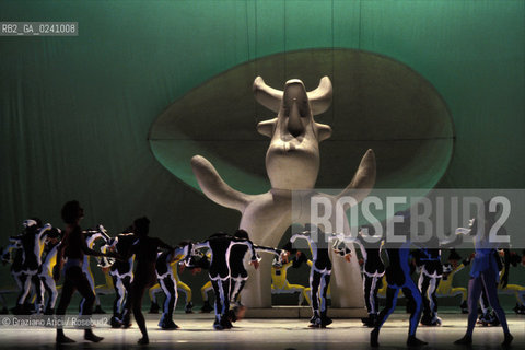 -Venezia,1981. Biennale Musica. Il balletto pantomima  Le Bal Mirò, opera di Silvano Bussotti. Musica Danza Mirò balletto coreografia scenografia contemporaneo.-Venice,1981. Music Biennale. The ballet Le Bal Mirò, by Silvano Bussotti ©Graziano Arici/Rosebud2