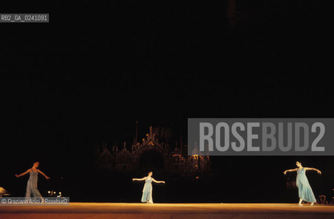 -Venezia,1981. Biennale Danza. Balletto Pas de trois. Danza balletto Pas de trois.-Venice,1981. Dance Biennale. The ballet Pas de trois. Mes © Archivio Graziano Arici  astga ©Graziano Arici/Rosebud2