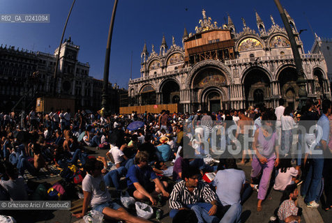 Venezia,1989.Piazza San Marco. Folla e pubblico al concerto del gruppo rock Pink Floyd. Musica band rock psichedelico progressivo concerto pubblico folla fans.Venice,1989. St Marks Square during the concert of the Pink Floyd rock band:the crowd ©Graziano Arici/Rosebud2
