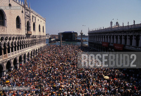 Venezia,1989.Piazza San Marco. Folla e pubblico al concerto del gruppo rock Pink Floyd. Musica band rock psichedelico progressivo concerto pubblico folla fans.Venice,1989. St Marks Square during the concert of the Pink Floyd rock band:the crowd ©Graziano Arici/Rosebud2