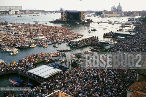 Venezia,1989.Piazza San Marco. Folla e pubblico al concerto del gruppo rock Pink Floyd. Musica band rock psichedelico progressivo concerto pubblico folla fans.Venice,1989. St Marks Square during the concert of the Pink Floyd rock band:the crowd ©Graziano Arici/Rosebud2