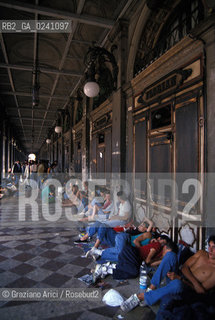 Venezia,1989.Piazza San Marco. Folla e pubblico al concerto del gruppo rock Pink Floyd. Musica band rock psichedelico progressivo concerto pubblico folla fans.Venice,1989. St Marks Square during the concert of the Pink Floyd rock band:the crowd ©Graziano Arici/Rosebud2