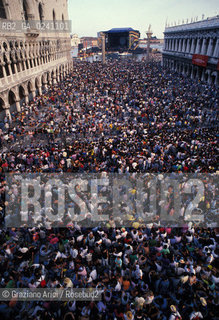Venezia,1989.Piazza San Marco. Folla e pubblico al concerto del gruppo rock Pink Floyd. Musica band rock psichedelico progressivo concerto pubblico folla fans.Venice,1989. St Marks Square during the concert of the Pink Floyd rock band:the crowd ©Graziano Arici/Rosebud2