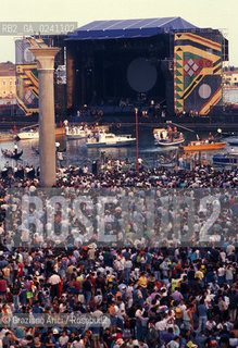 Venezia,1989.Piazza San Marco. Folla e pubblico al concerto del gruppo rock Pink Floyd. Musica band rock psichedelico progressivo concerto pubblico folla fans.Venice,1989. St Marks Square during the concert of the Pink Floyd rock band:the crowd ©Graziano Arici/Rosebud2