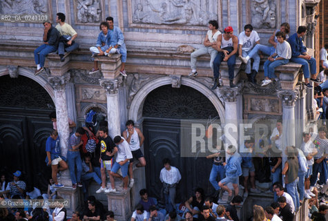 Venezia,1989.Piazza San Marco. Folla e pubblico al concerto del gruppo rock Pink Floyd. Musica band rock psichedelico progressivo concerto pubblico folla fans.Venice,1989. St Marks Square during the concert of the Pink Floyd rock band:the crowd ©Graziano Arici/Rosebud2