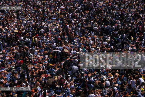 Venezia,1989.Piazza San Marco. Folla e pubblico al concerto del gruppo rock Pink Floyd. Musica band rock psichedelico progressivo concerto pubblico folla fans.Venice,1989. St Marks Square during the concert of the Pink Floyd rock band:the crowd ©Graziano Arici/Rosebud2