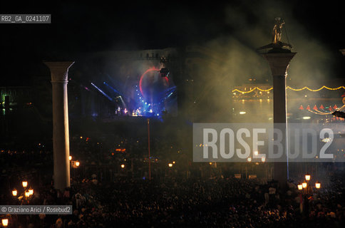 Venezia,1989.Piazza San Marco. Concerto del gruppo rock Pink Floyd: il palco Musica band rock psichedelico progressivo concerto.Venice,1989. St Marks Square during the concert of the Pink Floyd rock band:the platform ©Graziano Arici/Rosebud2