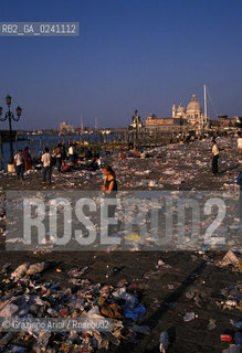 Venezia,1989.Piazza San Marco. Situazione della Piazza dopo il concerto del gruppo rock Pink Floyd. Musica band rock psichedelico progressivo .Venice,1989. St Marks Square after the concert of the Pink Floyd rock band ©Graziano Arici/Rosebud2