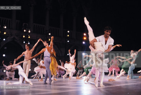 -Venezia, Piazza San Marco,1986. Balletto coreografato da Roland Petit in Piazza San Marco. Danza balletto San Marco Roland Petit.-Venice, Saint Marks Square,1986. Ballet, choreographed by Roland Petit in Saint Marks Square ©Graziano Arici/Rosebud2