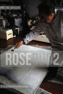 - Venezia,1982.Ritratto del pittore Giuseppe Santomaso nel suo studio mentre dipinge.ARTE pittura pittore dipinto .- Venice,1982.Portrait of the painter Giuseppe Santomaso in his studio ©Graziano Arici/Rosebud2  astga ©Graziano Arici/Rosebud2