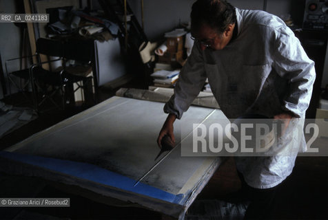 - Venezia,1982.Ritratto del pittore Giuseppe Santomaso nel suo studio mentre dipinge.ARTE pittura pittore dipinto .- Venice,1982.Portrait of the painter Giuseppe Santomaso in his studio ©Graziano Arici/Rosebud2  astga ©Graziano Arici/Rosebud2