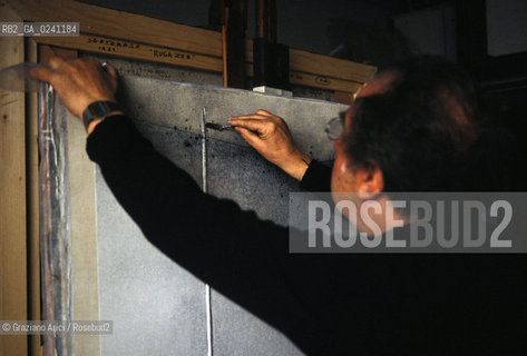 - Venezia,1982.Ritratto del pittore Giuseppe Santomaso nel suo studio mentre dipinge.ARTE pittura pittore dipinto .- Venice,1982.Portrait of the painter Giuseppe Santomaso in his studio ©Graziano Arici/Rosebud2  astga ©Graziano Arici/Rosebud2