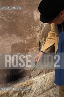 - Venezia,1982.Ritratto del pittore Giuseppe Santomaso nel suo studio mentre dipinge.ARTE pittura pittore dipinto .- Venice,1982.Portrait of the painter Giuseppe Santomaso in his studio ©Graziano Arici/Rosebud2  astga ©Graziano Arici/Rosebud2
